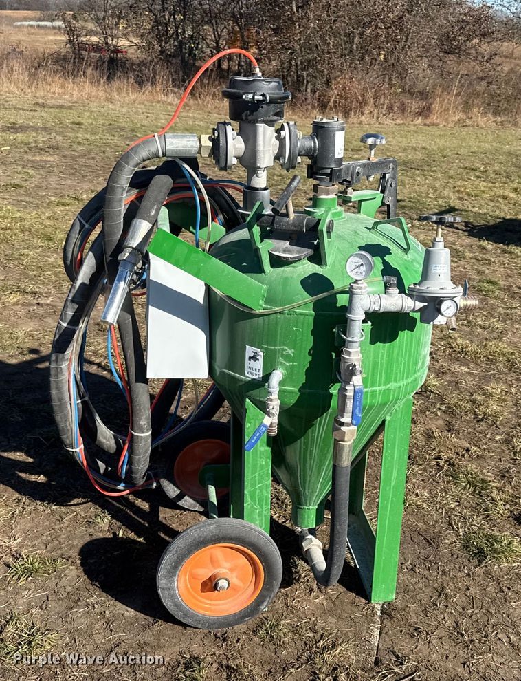 image for item EN0075 Dustless blasting pot