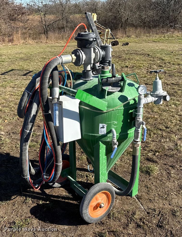 image for item EN0075 Dustless blasting pot