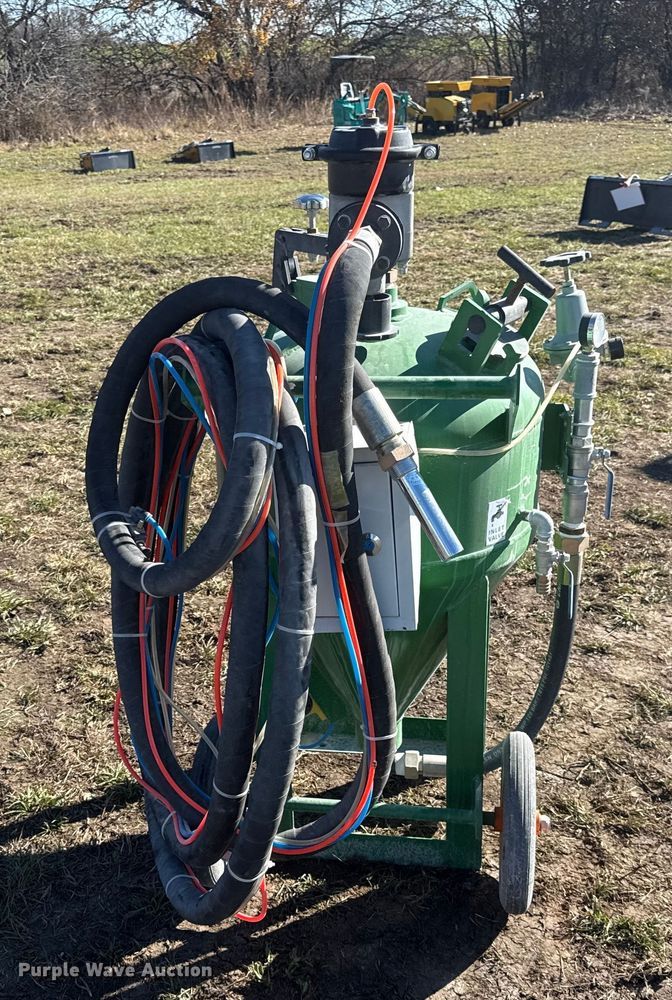 image for item EN0075 Dustless blasting pot