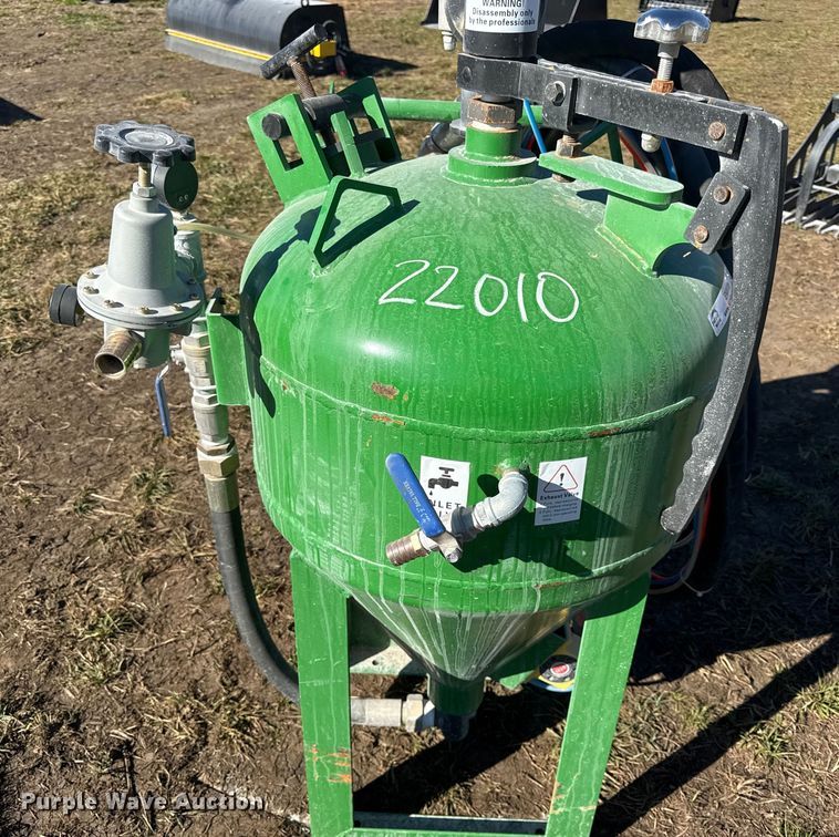 image for item EN0075 Dustless blasting pot