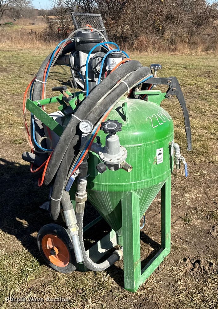 image for item EN0076 Dustless blasting pot