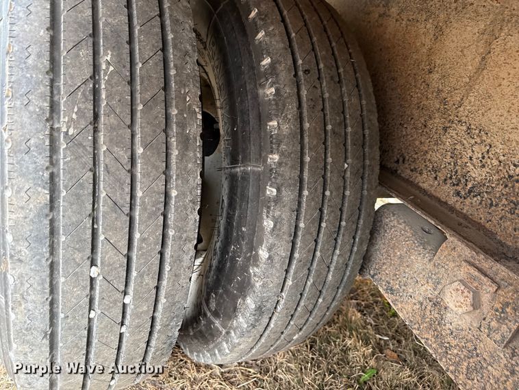 image for item EN0092 2015 Donahue equipment trailer