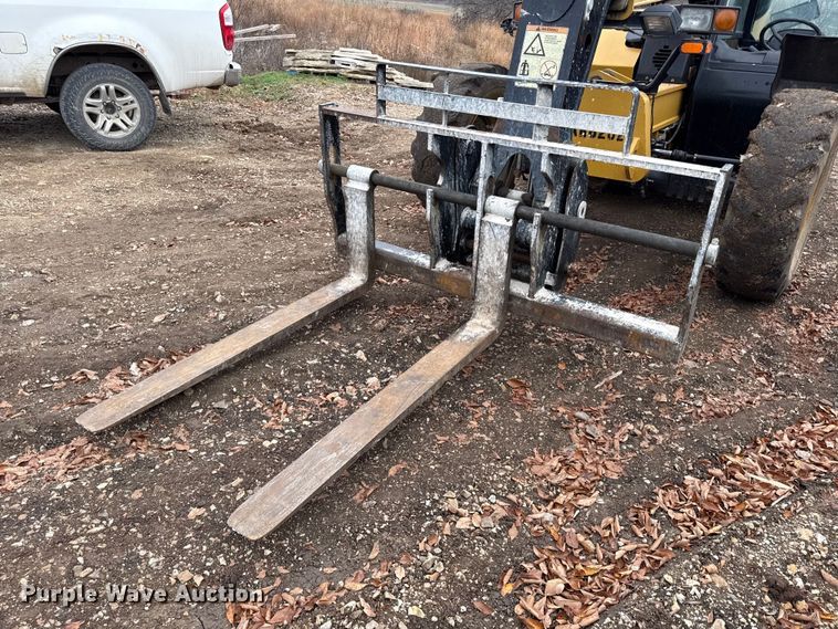 image for item EN0101 2015 Caterpillar TL642C telehandler