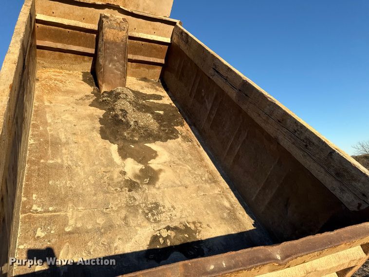 image for item EN0163 1980 Ford F8000 dump truck