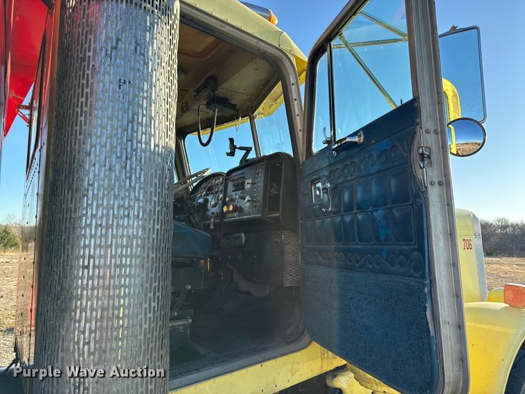 image for item EN0164 1981 Peterbilt 359 dump truck