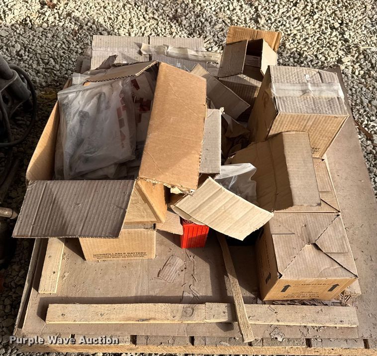 image for item EN0734 Building materials and tools