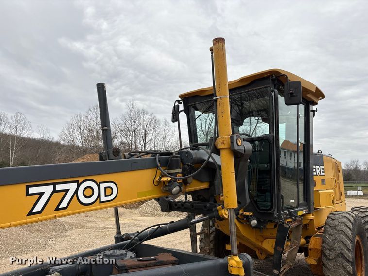 image for item EN5833 2008 John Deere 770D motor grader