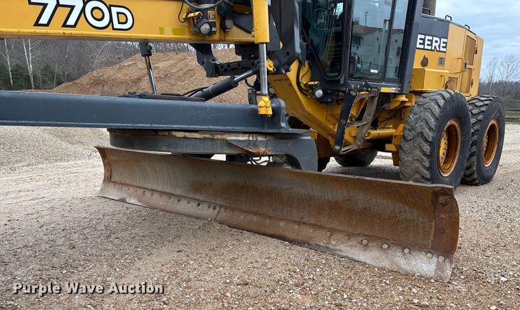 image for item EN5833 2008 John Deere 770D motor grader