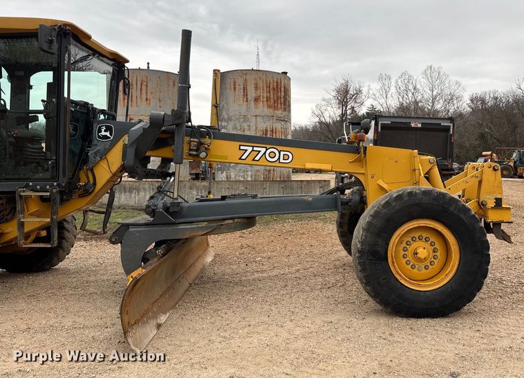 image for item EN5833 2008 John Deere 770D motor grader