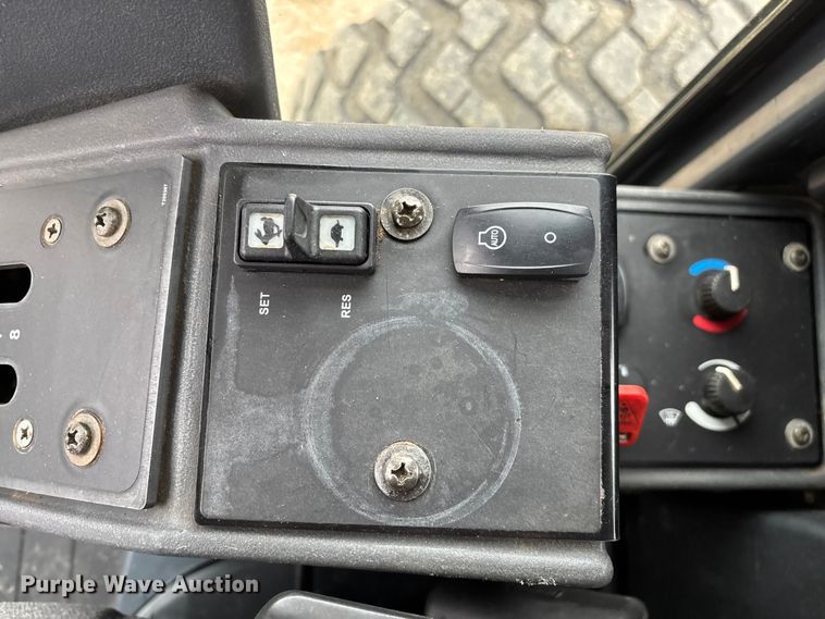 image for item EN5833 2008 John Deere 770D motor grader