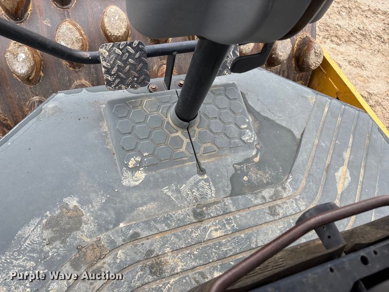 image for item EN5844 2015 Caterpillar CP54B single drum roller