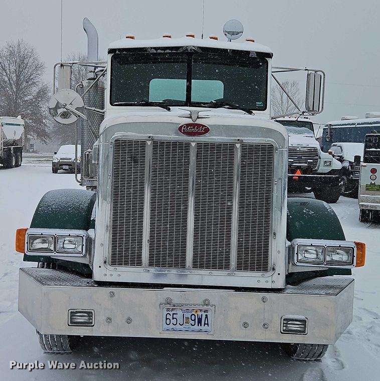 image for item EO4863 1991 Peterbilt 378 tank truck