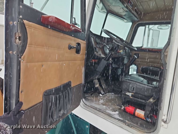 image for item EO4863 1991 Peterbilt 378 tank truck