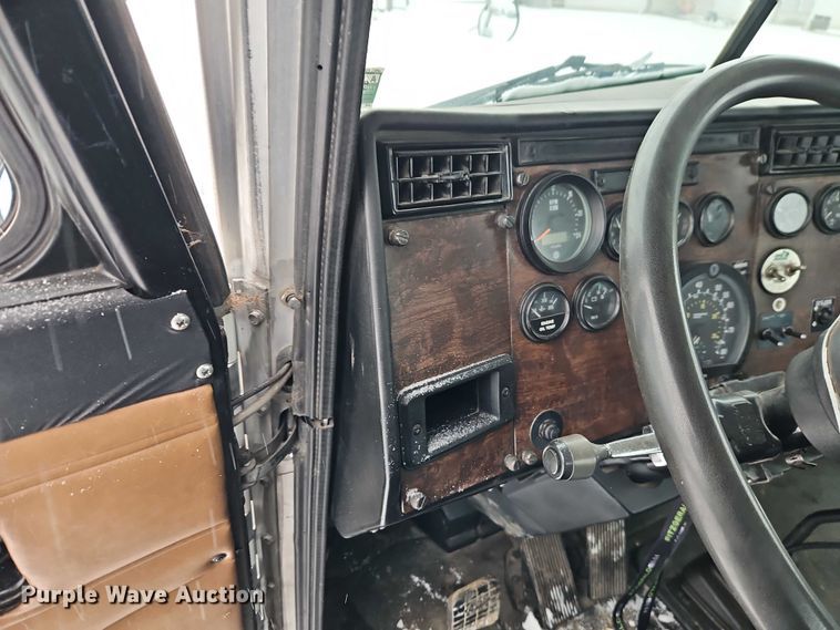 image for item EO4863 1991 Peterbilt 378 tank truck