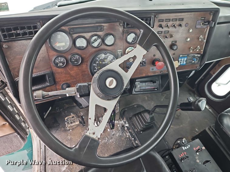 image for item EO4863 1991 Peterbilt 378 tank truck