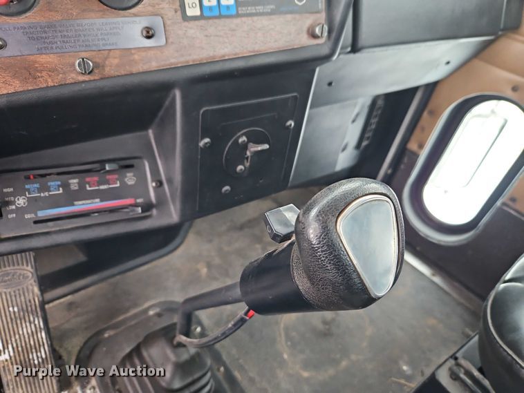 image for item EO4863 1991 Peterbilt 378 tank truck