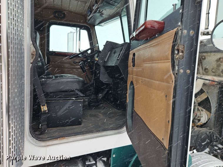 image for item EO4863 1991 Peterbilt 378 tank truck