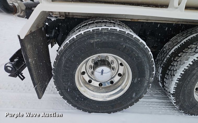 image for item EO4863 1991 Peterbilt 378 tank truck