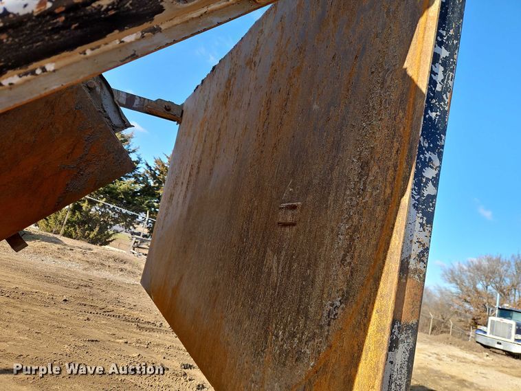 image for item EO4883 1995 Peterbilt 379 dump truck