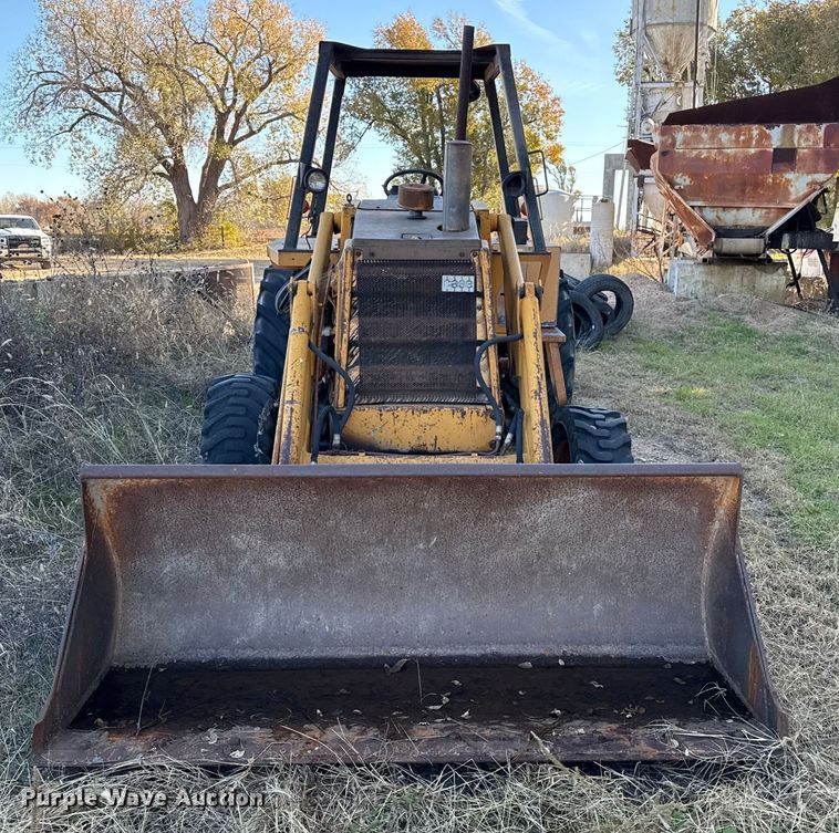 image for item EP0990 1983 Case 480D landscape tractor