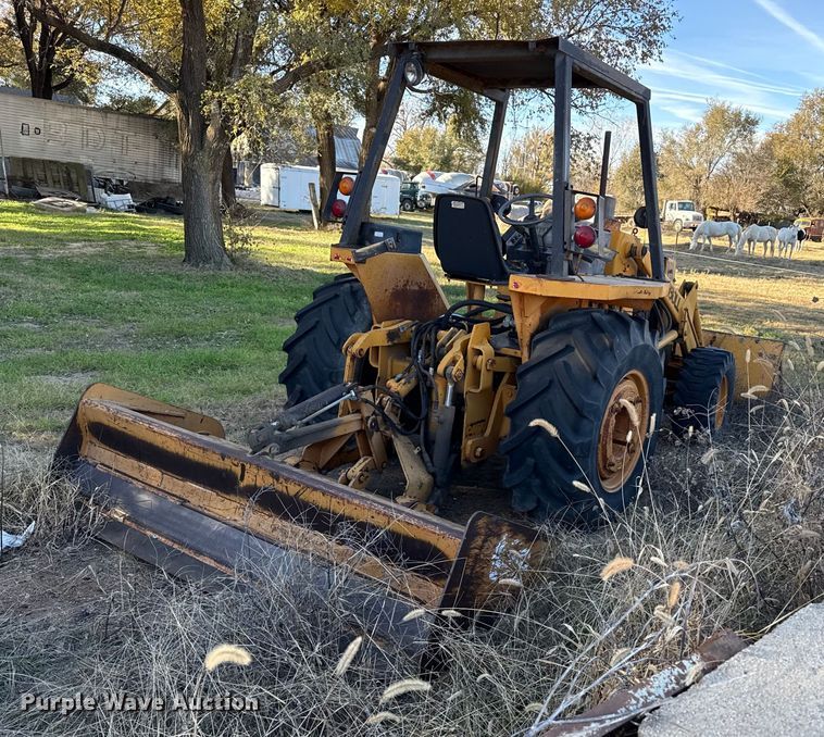 image for item EP0990 1983 Case 480D landscape tractor