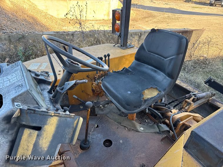 image for item EP0990 1983 Case 480D landscape tractor