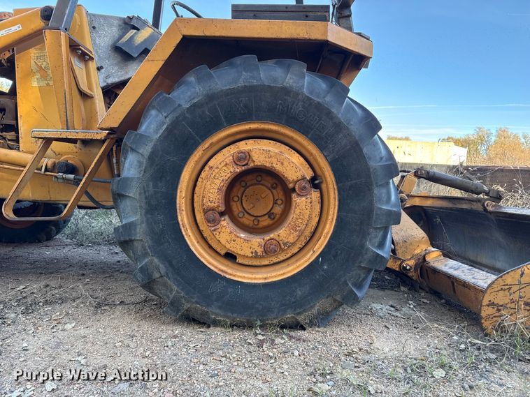 image for item EP0990 1983 Case 480D landscape tractor