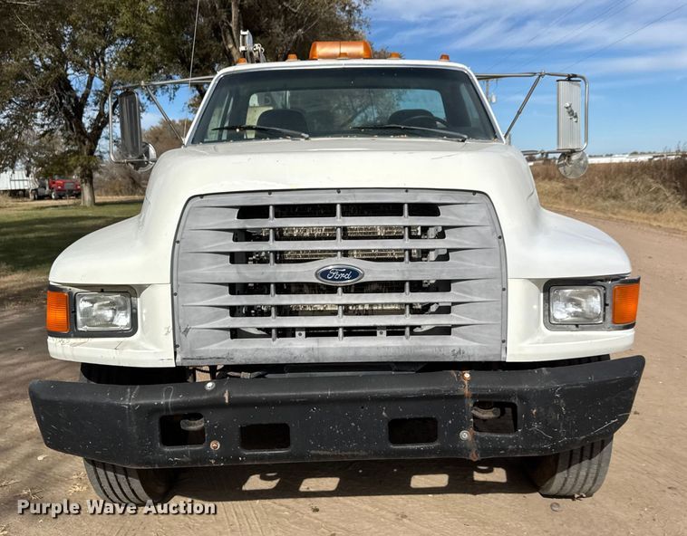 image for item EP0993 1999 Ford F-800 utility / service truck