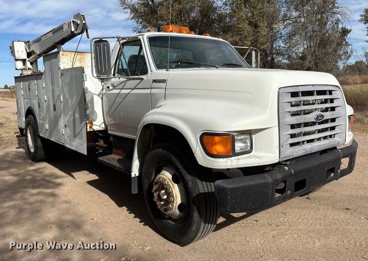image for item EP0993 1999 Ford F-800 utility / service truck