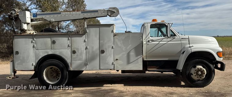 image for item EP0993 1999 Ford F-800 utility / service truck