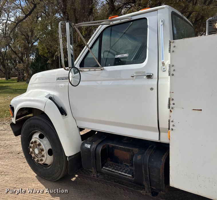 image for item EP0993 1999 Ford F-800 utility / service truck