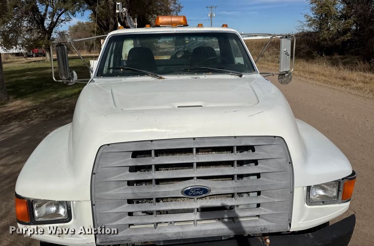 image for item EP0993 1999 Ford F-800 utility / service truck