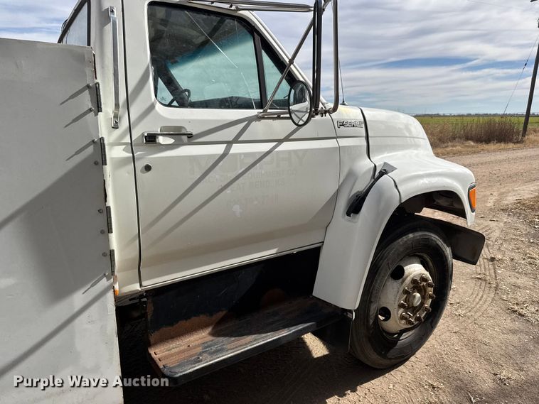 image for item EP0993 1999 Ford F-800 utility / service truck
