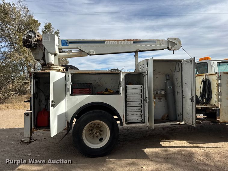 image for item EP0993 1999 Ford F-800 utility / service truck