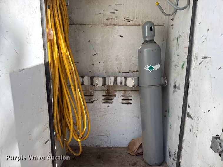 image for item EP0993 1999 Ford F-800 utility / service truck