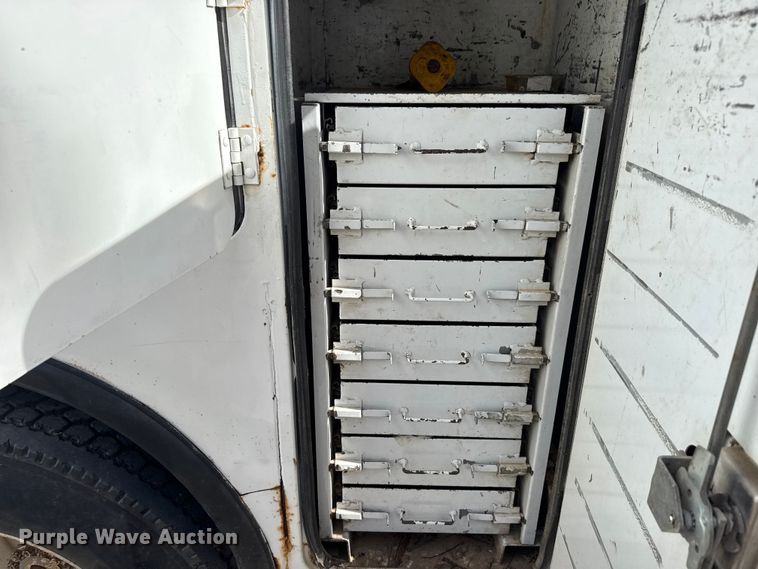 image for item EP0993 1999 Ford F-800 utility / service truck