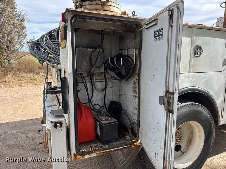 image for item EP0993 1999 Ford F-800 utility / service truck