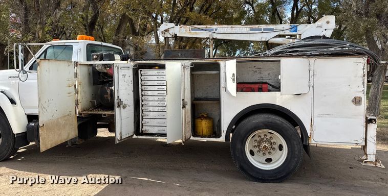 image for item EP0993 1999 Ford F-800 utility / service truck