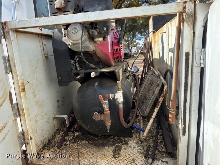 image for item EP0993 1999 Ford F-800 utility / service truck