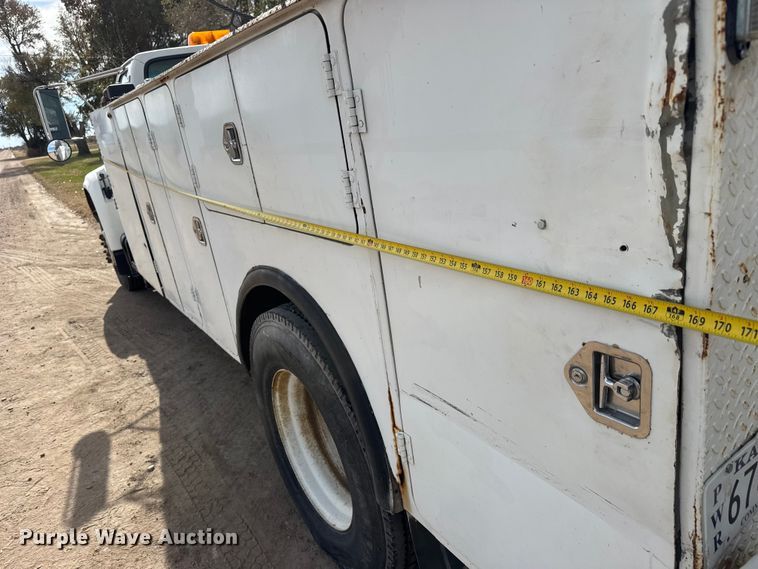 image for item EP0993 1999 Ford F-800 utility / service truck