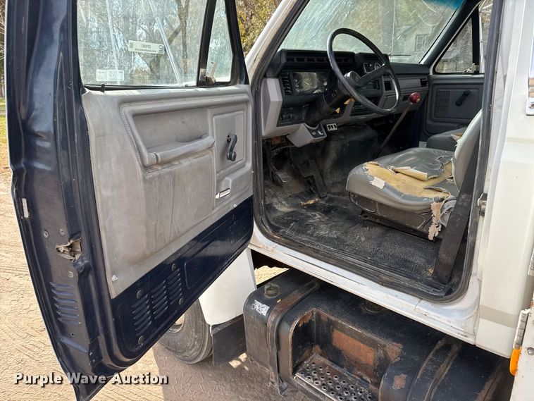 image for item EP0993 1999 Ford F-800 utility / service truck