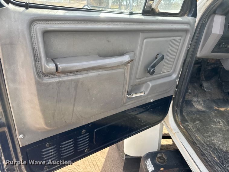 image for item EP0993 1999 Ford F-800 utility / service truck