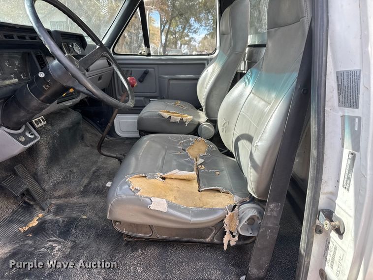 image for item EP0993 1999 Ford F-800 utility / service truck