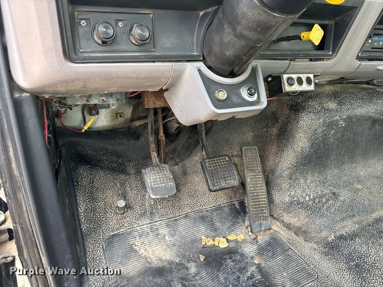 image for item EP0993 1999 Ford F-800 utility / service truck