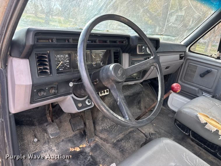 image for item EP0993 1999 Ford F-800 utility / service truck