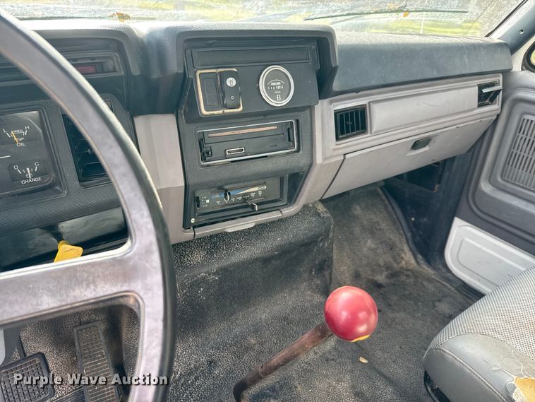 image for item EP0993 1999 Ford F-800 utility / service truck