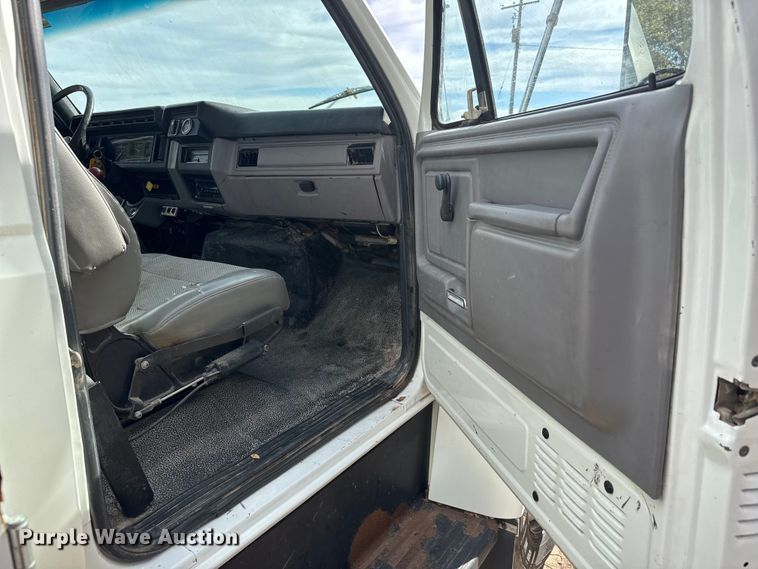 image for item EP0993 1999 Ford F-800 utility / service truck