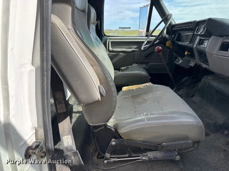 image for item EP0993 1999 Ford F-800 utility / service truck