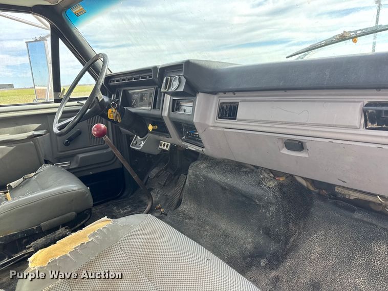 image for item EP0993 1999 Ford F-800 utility / service truck