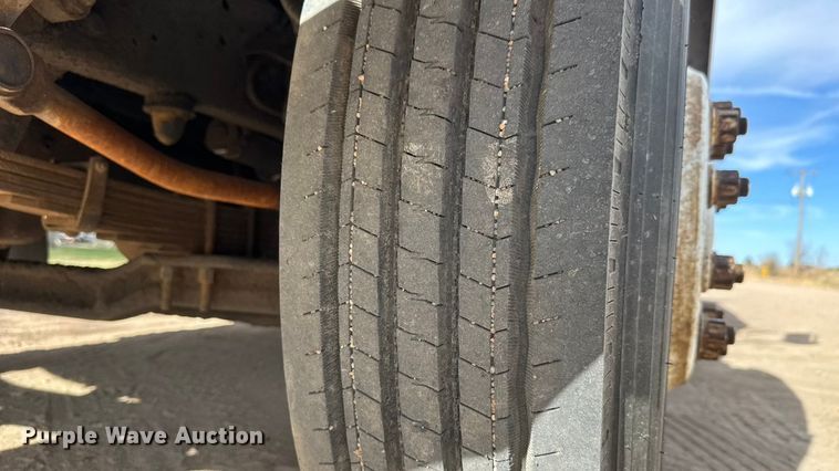 image for item EP0993 1999 Ford F-800 utility / service truck